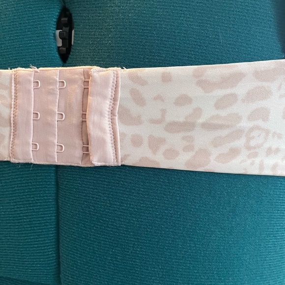 Victoria Secret tan, leopard-like pattern bra, multi strap options - Picture 4 of 5